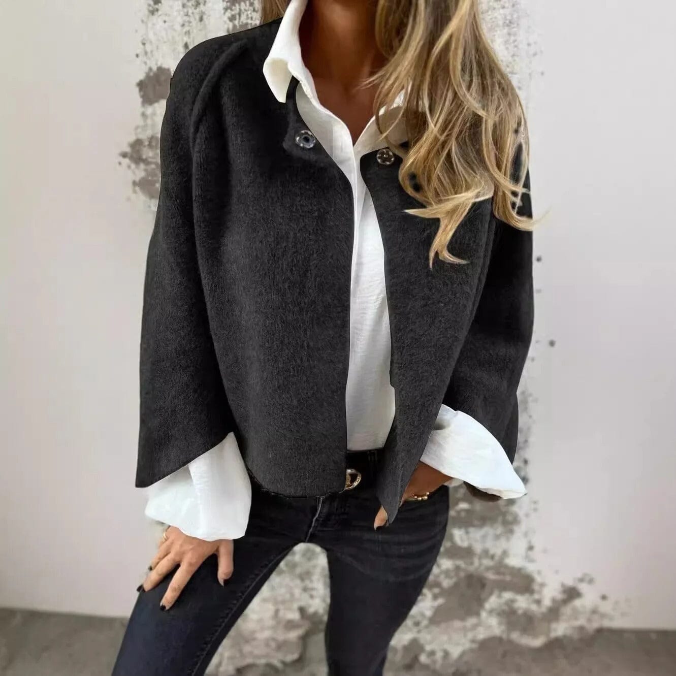 Luna - Stilvolle kurze Pelzjacke mit eleganten Knopfdetails