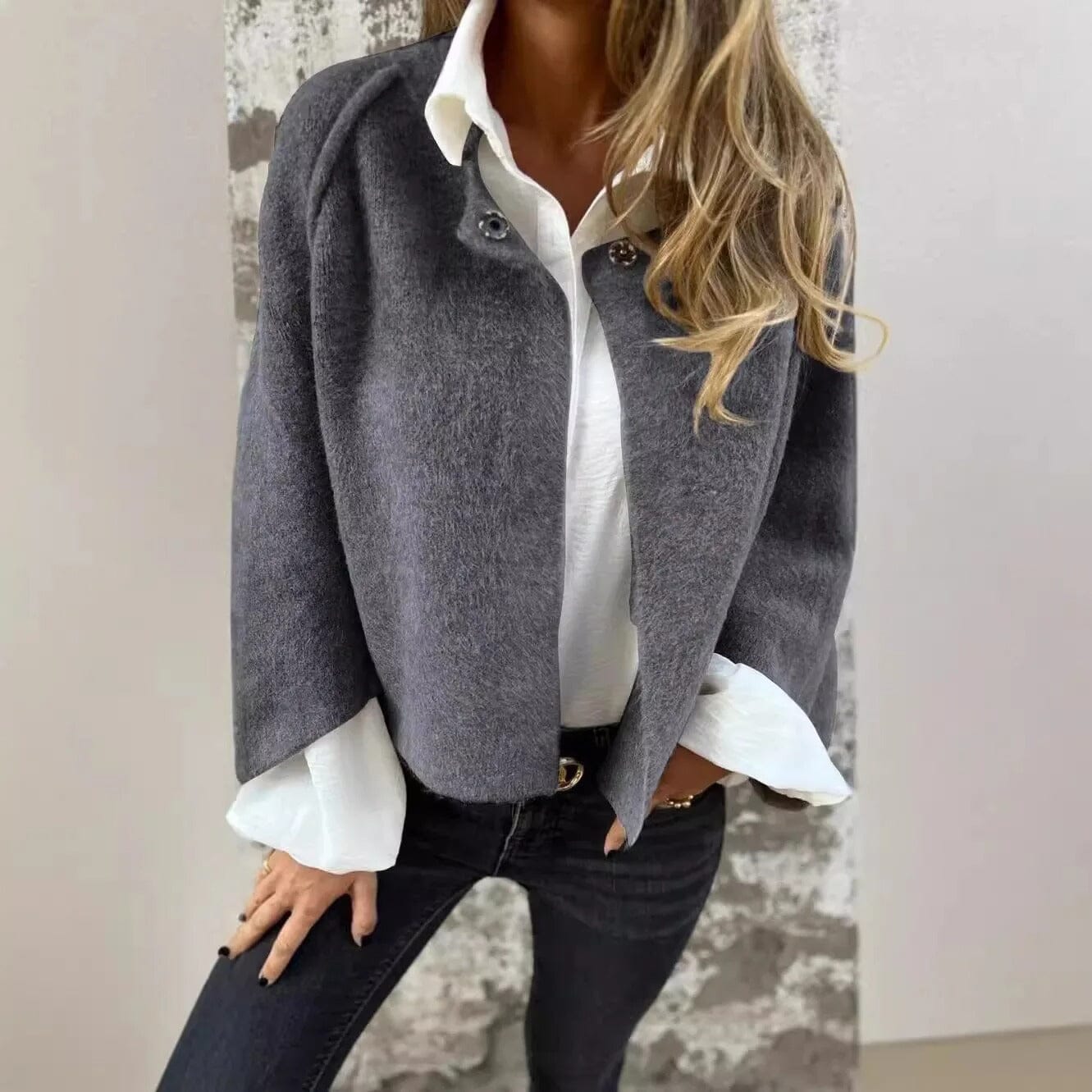 Luna - Stilvolle kurze Pelzjacke mit eleganten Knopfdetails