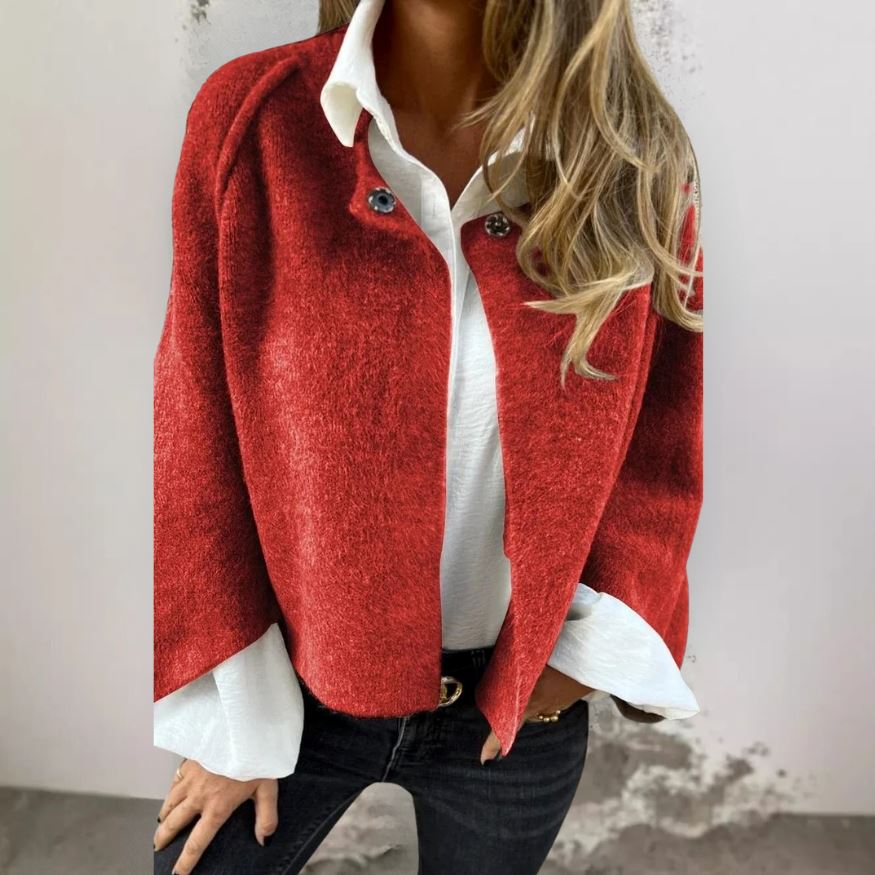 Luna - Stilvolle kurze Pelzjacke mit eleganten Knopfdetails