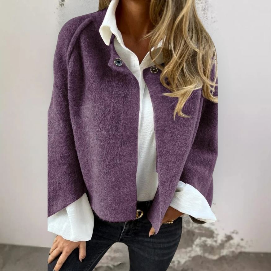 Luna - Stilvolle kurze Pelzjacke mit eleganten Knopfdetails
