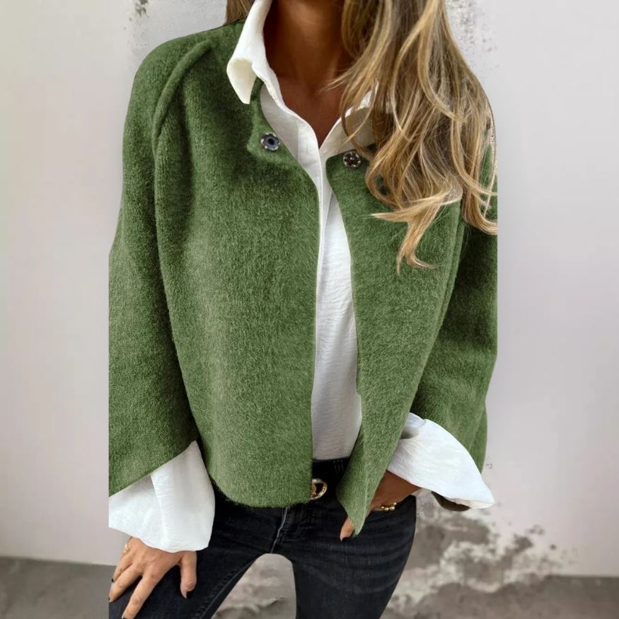Luna - Stilvolle kurze Pelzjacke mit eleganten Knopfdetails